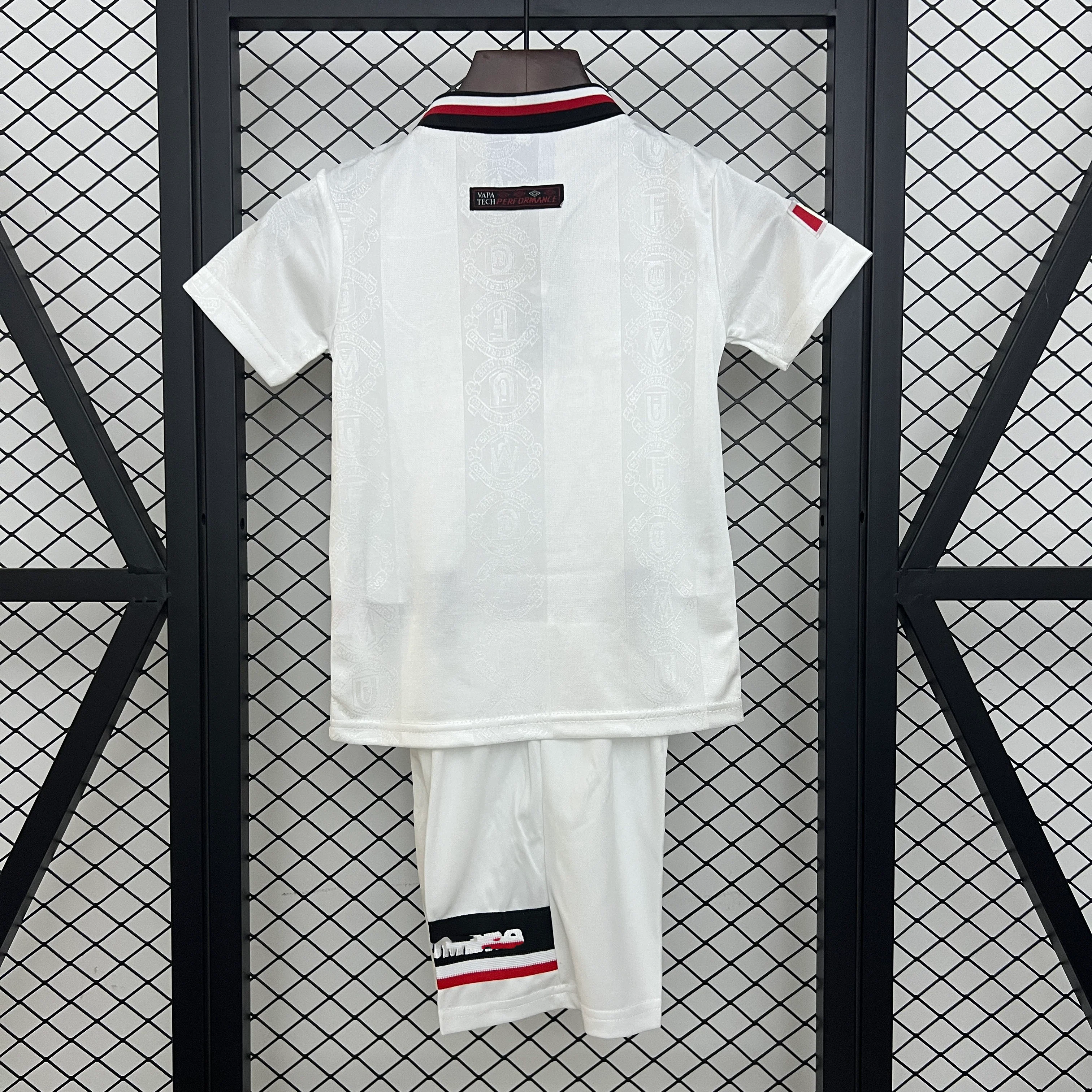 1997-98 Manchester United Away Retro KIDS 16-28 - Image 2