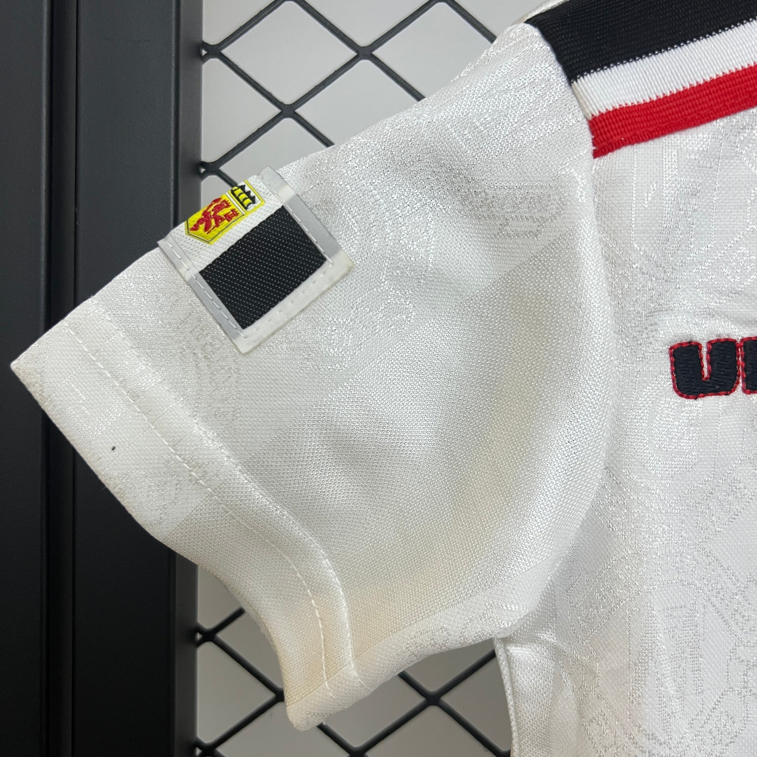 1997-98 Manchester United Away Retro KIDS 16-28 - Image 4