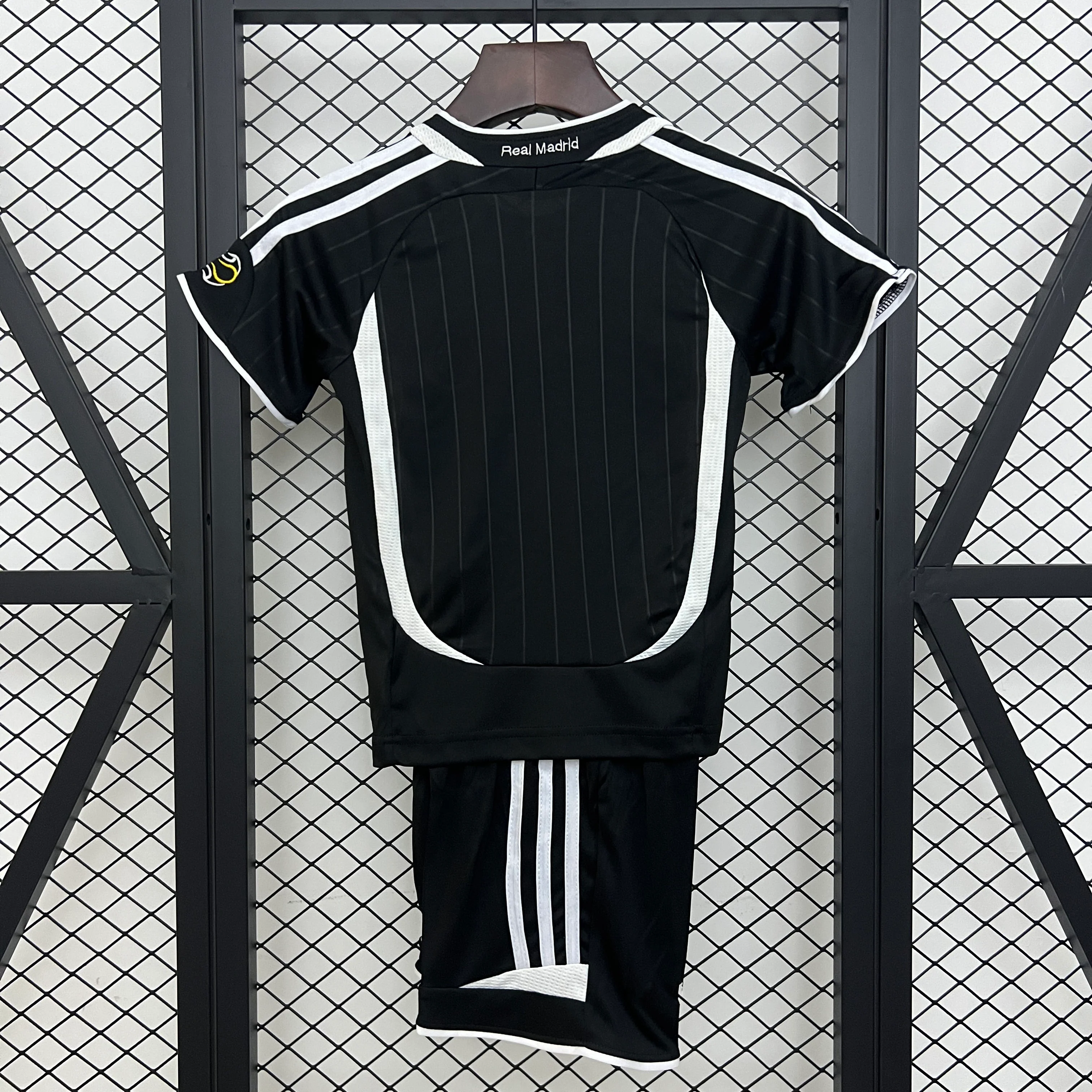 2006-07 Real Madrid Away Retro KIDS 16-28 - Image 2