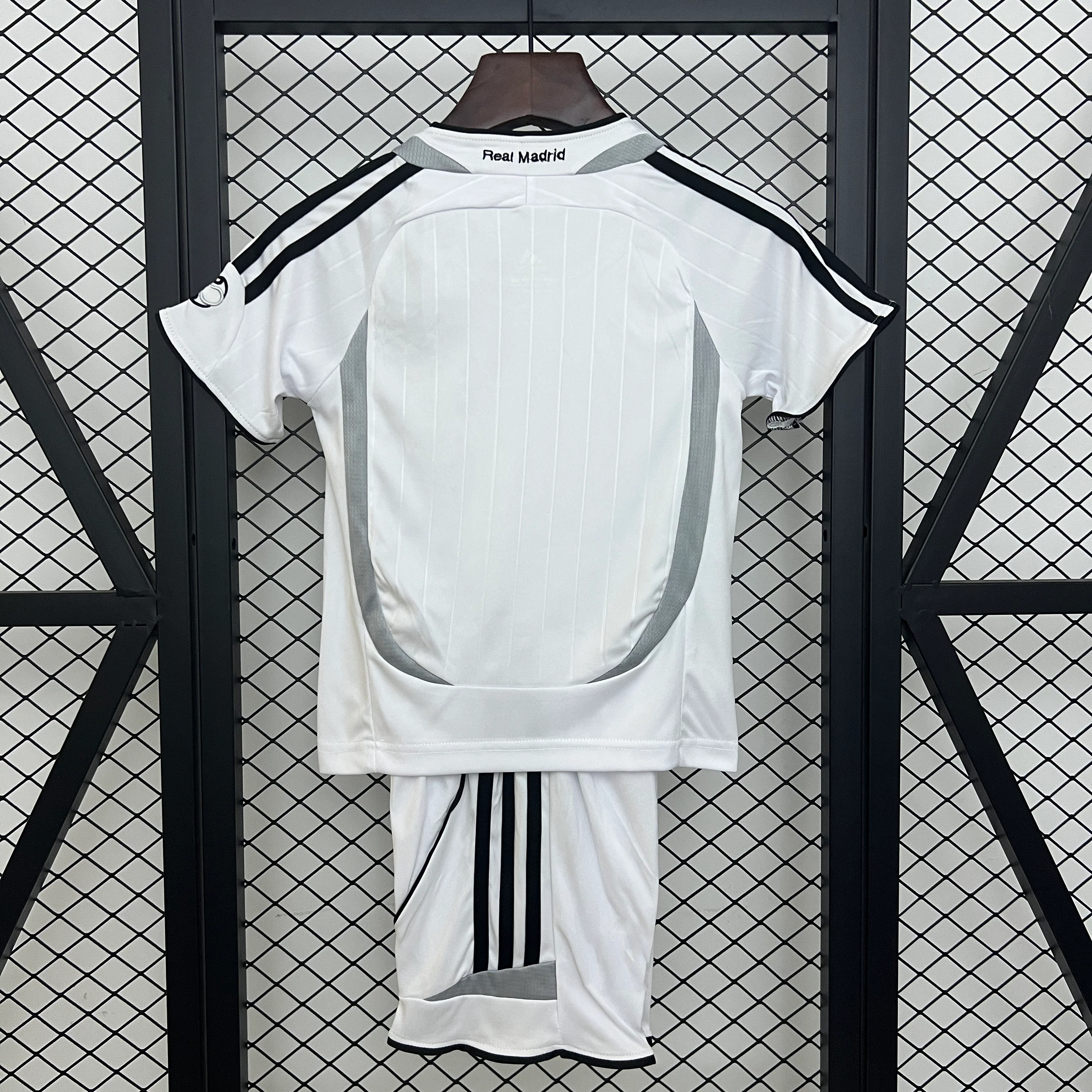 2006-07 Real Madrid Home Retro KIDS 16-28 - Image 2