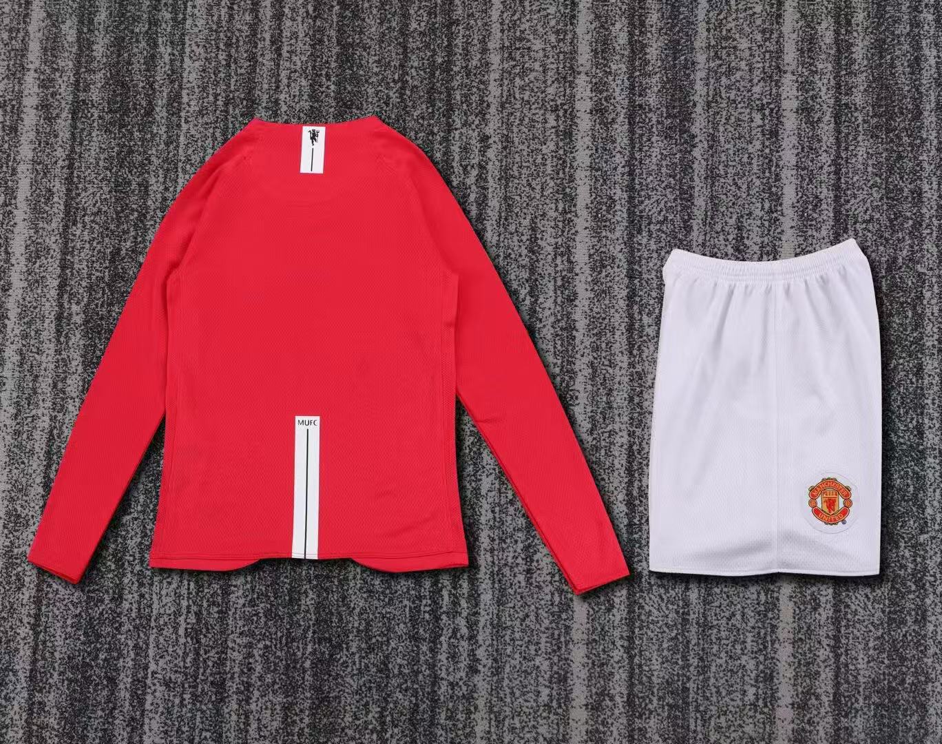 2007-08 Manchester United Home Retro KIDS 16-28 - Image 2