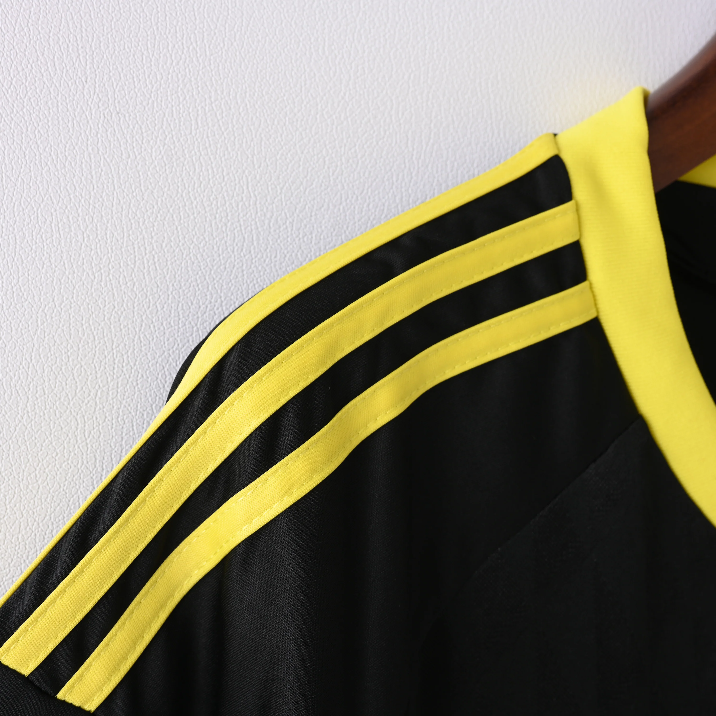 2010-11 Liverpool Away Retro S-2XL - Image 5
