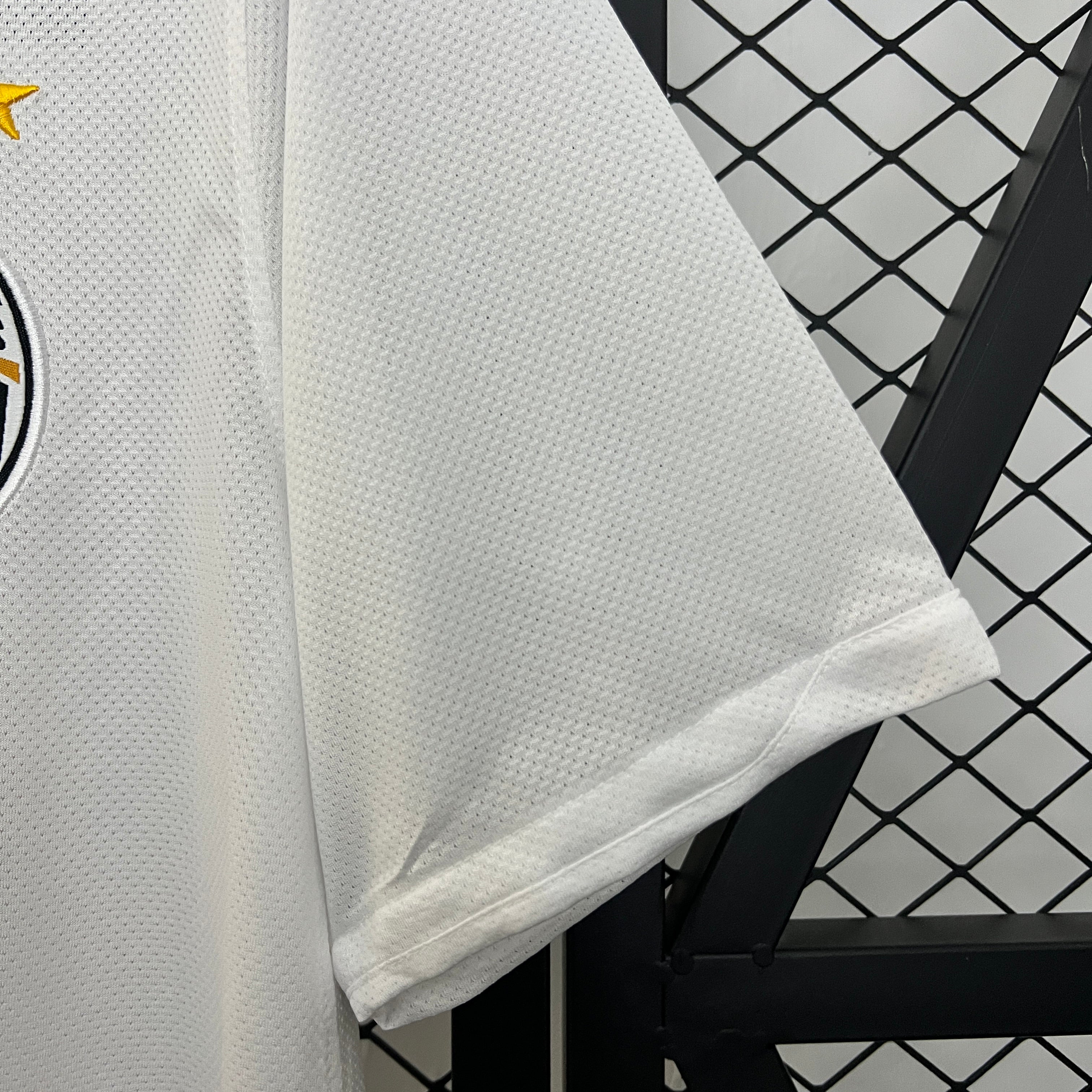 2010-11 Juventus Away Retro S-2XL - Image 4