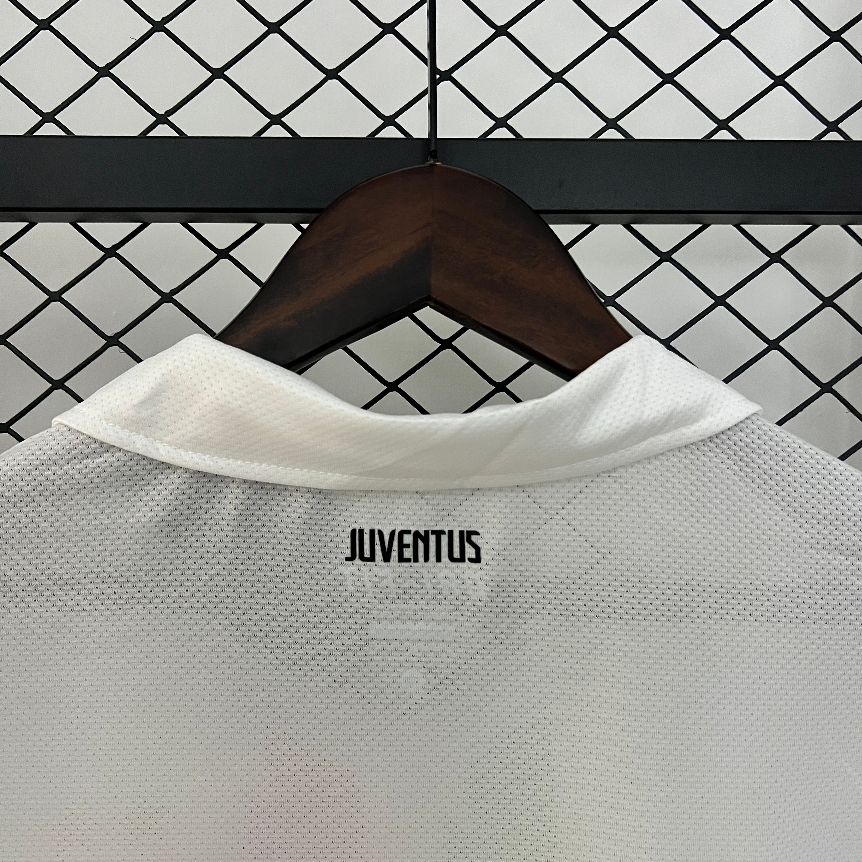 2010-11 Juventus Away Retro S-2XL - Image 7